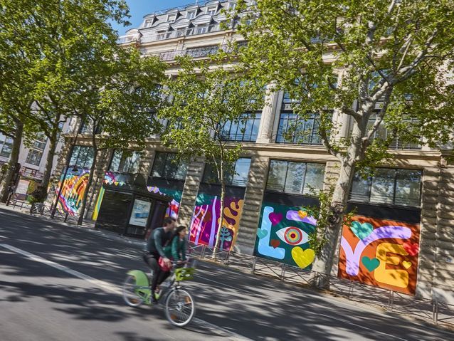 Lucky_Left_Hand_Street_Art_Paris